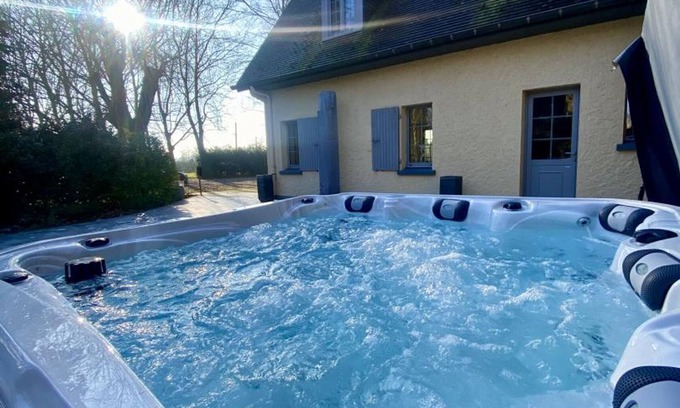 Estaires Cottage | Luxurious Villa with Spa, Large Garden, Near Lille - Sleeps 14