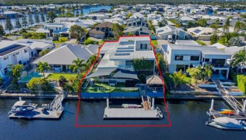 Pelican Waters House | Luxurious Waterfront 5Brm Canal Home Caloundra