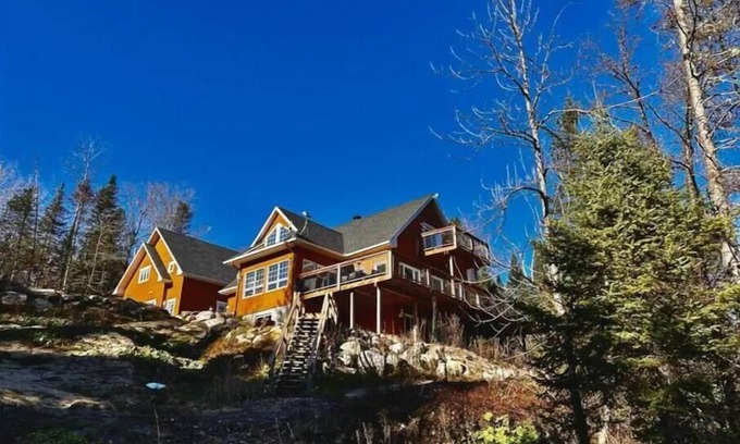 Namur House | Luxurious Waterfront 6 BDRM Chalet w/Billiards, Game Room & Unforgettable Views