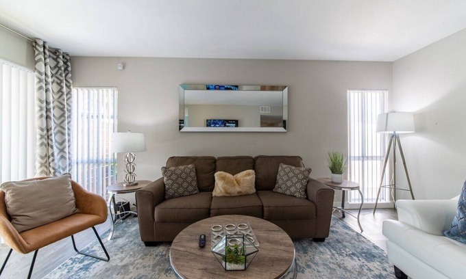 Thousand Oaks Apartment | Luxurious/WFH/Work Space/2 King beds/Fast Wi-Fi