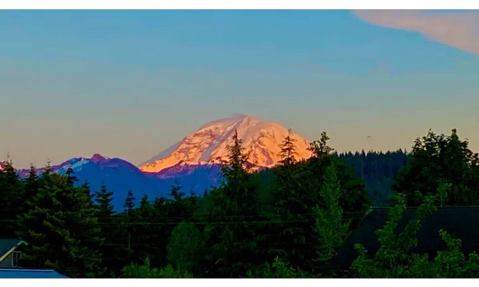 Buckley House | Luxury 1.3 Acre Retreat, Mt. Rainier View, Hiking & Skiing, fabulously furnished