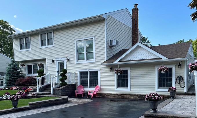 Lake Ronkonkoma Apartment | Luxury 1 Bedroom walking distance from Lake Ronkonkoma and close to the Hamptons