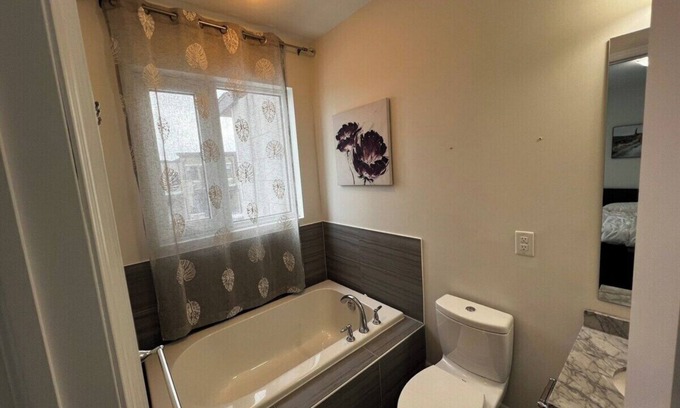 Vaughan House | LUXURY 10' Ceiling Townhome With Large Open Patio