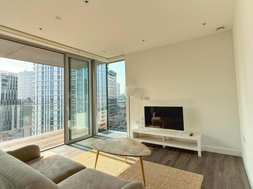 Moffat Apartment | Luxury 1BR with Balcony & City Views near Aldgate