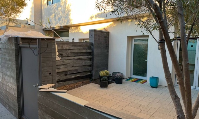 Sunset Park House | Luxury 2+2 townhome in beautiful Santa Monica with small office space and yard.