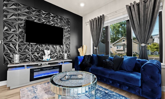 Royal Oak Apartment | Luxury 2-bedroom apartment in awesome Downtown Royal Oak with fWiFi
