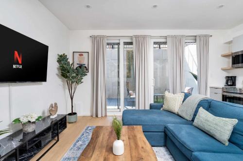Palmerston House | Luxury 2-Bedroom Oasis at College & Bathurst