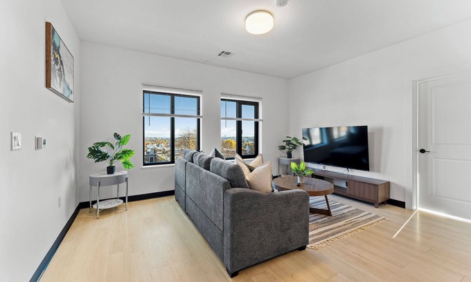 Everett Apartment | Luxury 2bd/2ba near Boston 5981