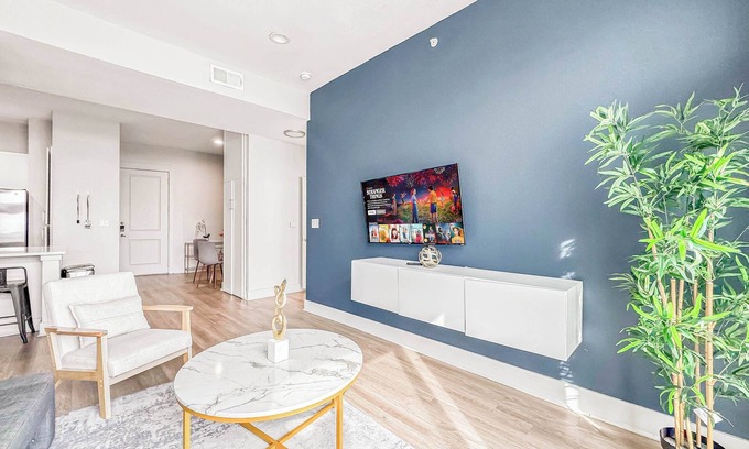 Deep Ellum Apartment | Luxury 2BD | DT Deep Ellum | 7 Beds | Free Parking