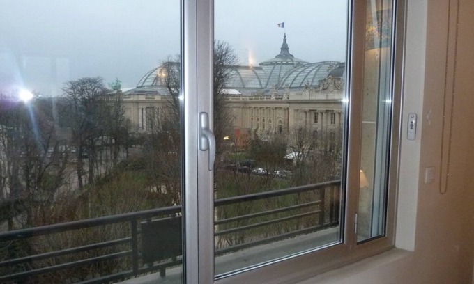 Champs-Elysees Apartment | Luxury 2BR/2BA/Champs-Élysées/Montaigne/Superb Views/Central Air/MOBILITY RENTAL