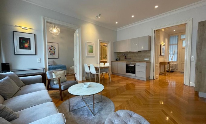 Neubau Apartment | Luxury 2BR Apartment Neubaugasse