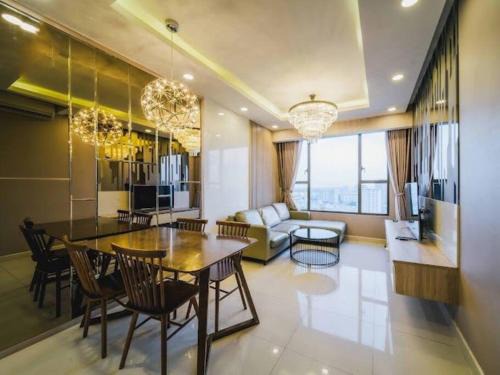 Bach Dang Riverside Apartment | Luxury 2BR Apt at Rivergate free Pool & Gym