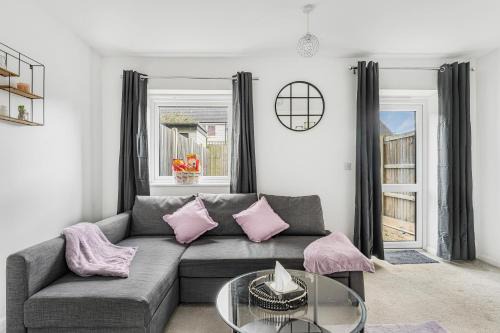 Dartford Apartment | Luxury 2BR minutes from City and Station - Free Parking, WiFi, Netflix