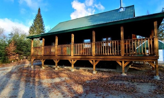 Stratton Cabin | Luxury 3-bedroom Maine Log Cabin Retreat