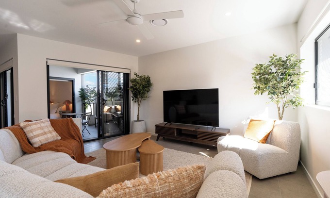 Mount Gravatt East Apartment | Luxury 3BD apartment mountain view/parking walking distance to shops/air con