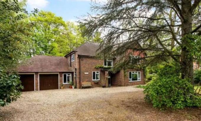 Fleet House | Luxury 4 bedroom 3 bath, 3 min walk to Fleet, Hampshire centre. Country walks.