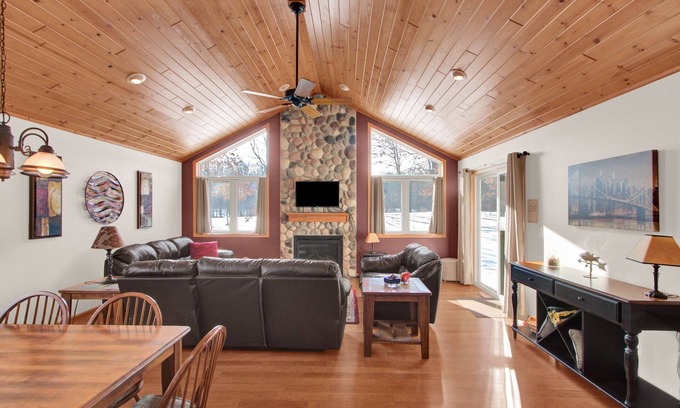 Rome Condo | Luxury 4 bedroom Condo on Lake Arrowhead Lakes course, 1 mile to Sand Valley