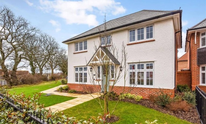 Waterlooville House | Luxury 4 Bedroom Detached House