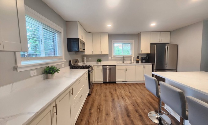 Willowbrook House | Luxury 4-bedroom home in beautiful Willowbrook Forest Preserve area with AC WiFi