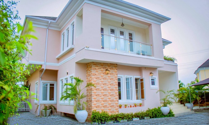 Ofin House | Luxury 4 bedroom house with swimming pool and garden. In a gated community.
