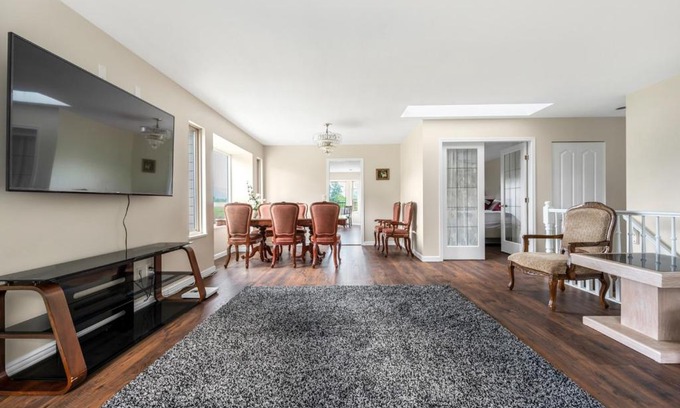 Pitt Meadows House | Luxury 4-Bedroom with 2 Private Bathrooms