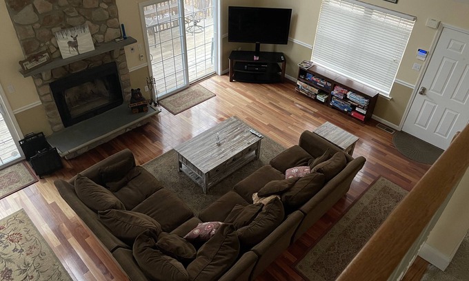Lackawaxen Ski Chalet | Luxury 4BR Chalet-5 Mins. to Pool/Lake/Ski-Game Room in Basement
