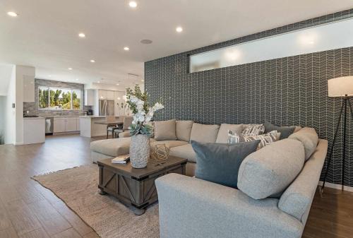 Los Angeles House | Luxury 4BR LA Getaway with Jacuzzi Prime Location