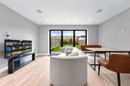 Perivale Apartment | Luxury 4BR - Near Wembley, Heathrow & London