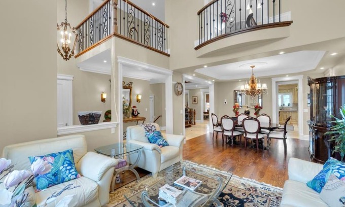 York House | Luxury 4BR - Pool Table - 10 min to Yorkdale Mall