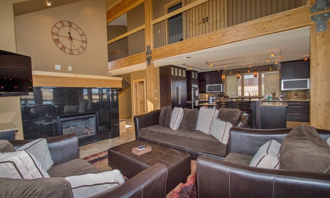 Silverthorne House | LUXURY 4BR - Silverthorne - 4 King Suites - Private Hot Tub - 7 ski areas