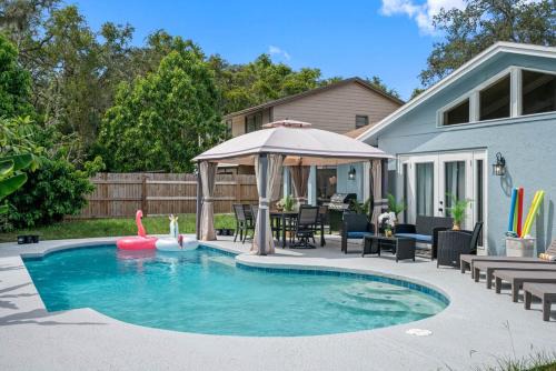 Temple Terrace House | Luxury 5 BDRM Home - Stunning Pool - Huge Backyard