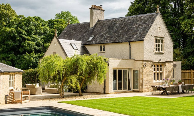 Down Ampney House | Luxury 5 bed Cotswold house with pool and hot tub near Cirencester.