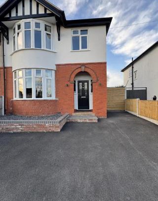 Shrewsbury House | Luxury 5 Bed Home Near Royal Shrewsbury Hospital