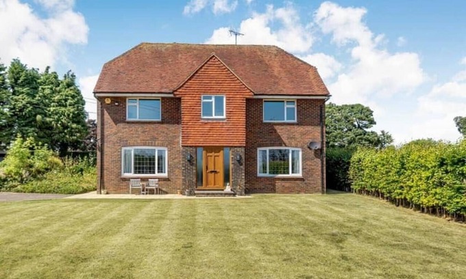 Steyning House | Luxury 5-Bed House with Tennis Court & Games Room