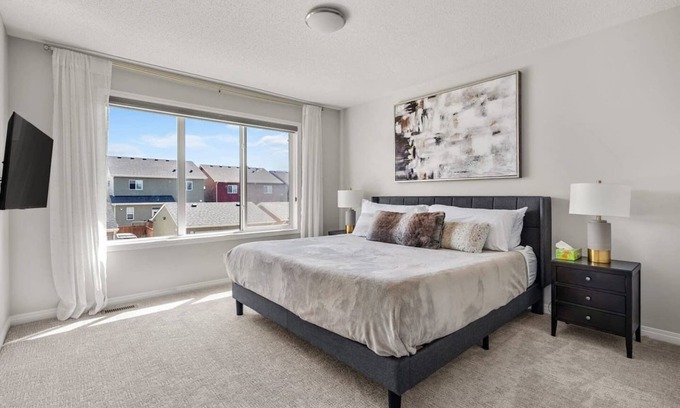 Northwest Calgary House | Luxury 5 BR House w Central AC » Garage » Sleep 16