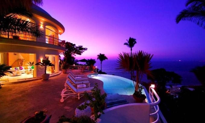 Amapas Villa | LUXURY 5 STAR 7200 SQ FT VILLA WITH PREMIER LOCATION TO BEACH AND TOWN