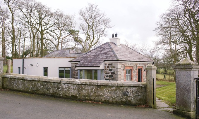 Kinallen Cottage | Luxury 5 Star Self Catering Accommodation In Historic Gate lodge with WI-FI.
