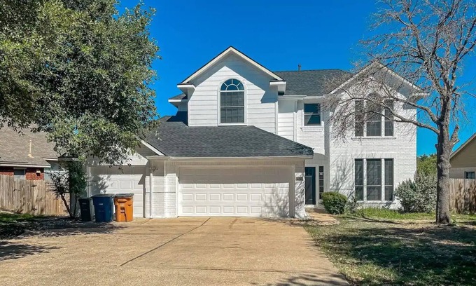 Scofield Farms House | Luxury 5BR, 3BA Austin Retreat ~ Pool~ Parking