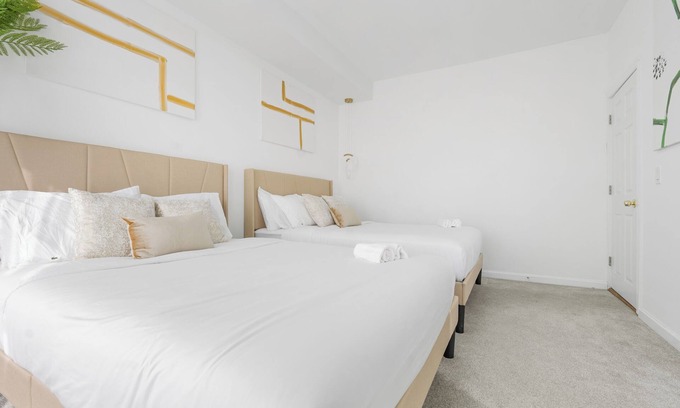 Dunwoodie House | Luxury 5BR Massive Home NYC Free Parking + Office