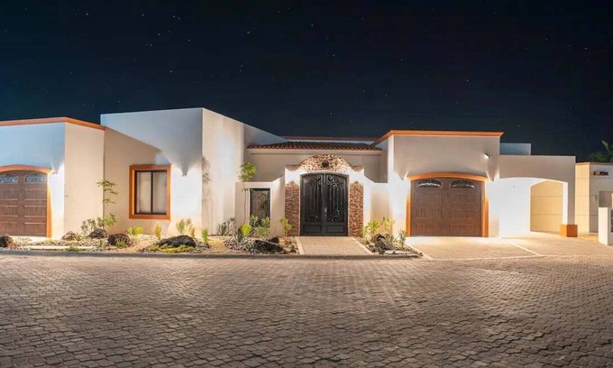 Laguna Shores House | Luxury 6 Bed Beachfront Home in Laguna Shores Pool, Pickleball, Kayaks, Spa