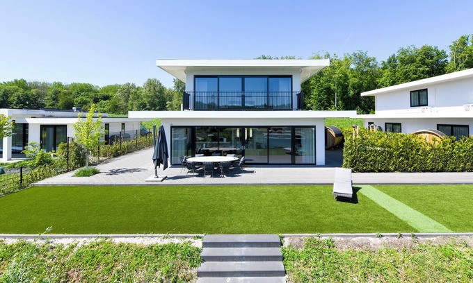 Zeewolde House | Luxury 8-person villa by the water with hot tub, Finnish sauna, private jetty, large terrace and fully equipped kitchen. Enjoy peace, wellness and comfort.