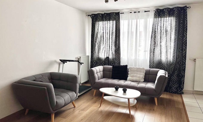 Saint-Pierre-du-Perray Apartment | Luxury apartment facing the Parc du Château in Saint-Pierre-du-Perray