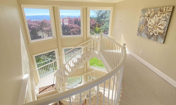 Far West House | Luxury and Cozy Villa in the Vineyard (Pet Friendly!)
