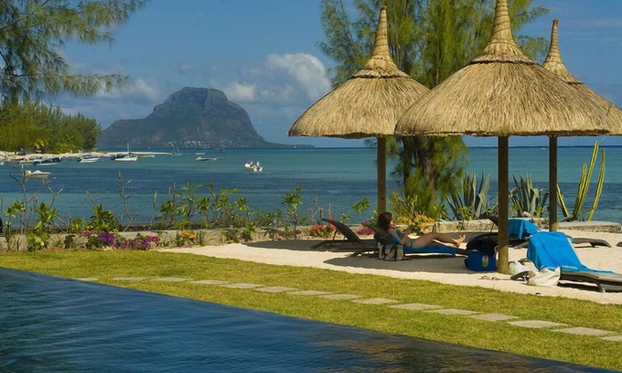 La Mivoie Apartment | LUXURY APARTMENT GIVING UP ON THE BEACH