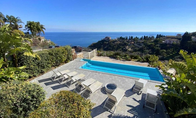 Taormina Apartment | Luxury apartment in Taormina with private swimming pool and private parking