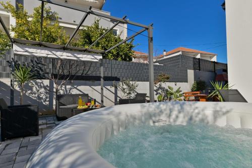 Trogir Apartment | luxury apartment with garden jacuzzi and wellness