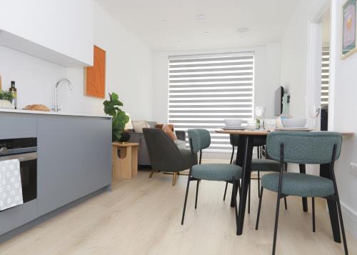 Runnymede Apartment | Luxury Apt w Wifi & Pvt parking