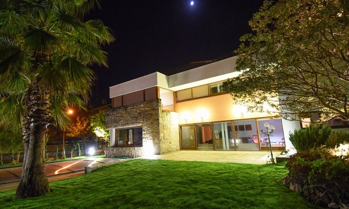 Zizur Mayor Villa | Luxury, art, design, light and comfort