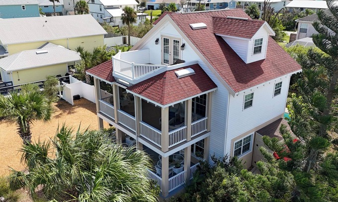 Marineland Acres House | Luxury Beach House, Private Salt Pool. Walk to the Private Beach