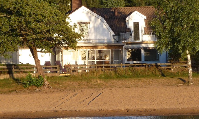 Almhult Municipality House | Luxury beach house with 3 bedrooms, directly on the sandy beach, evening sun, sauna, fishing